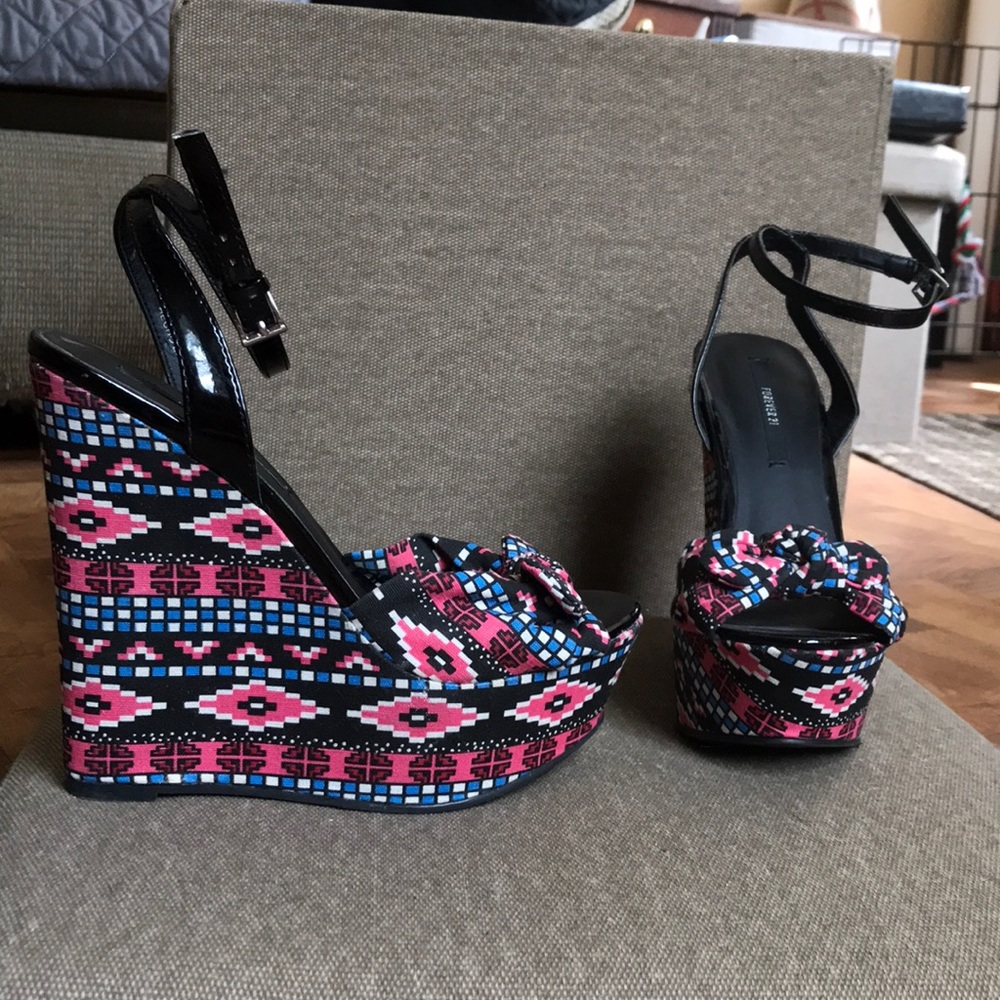 Aztec printed wedges!